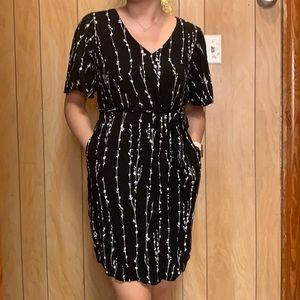 Elbow sleeve v neck tie waist dress